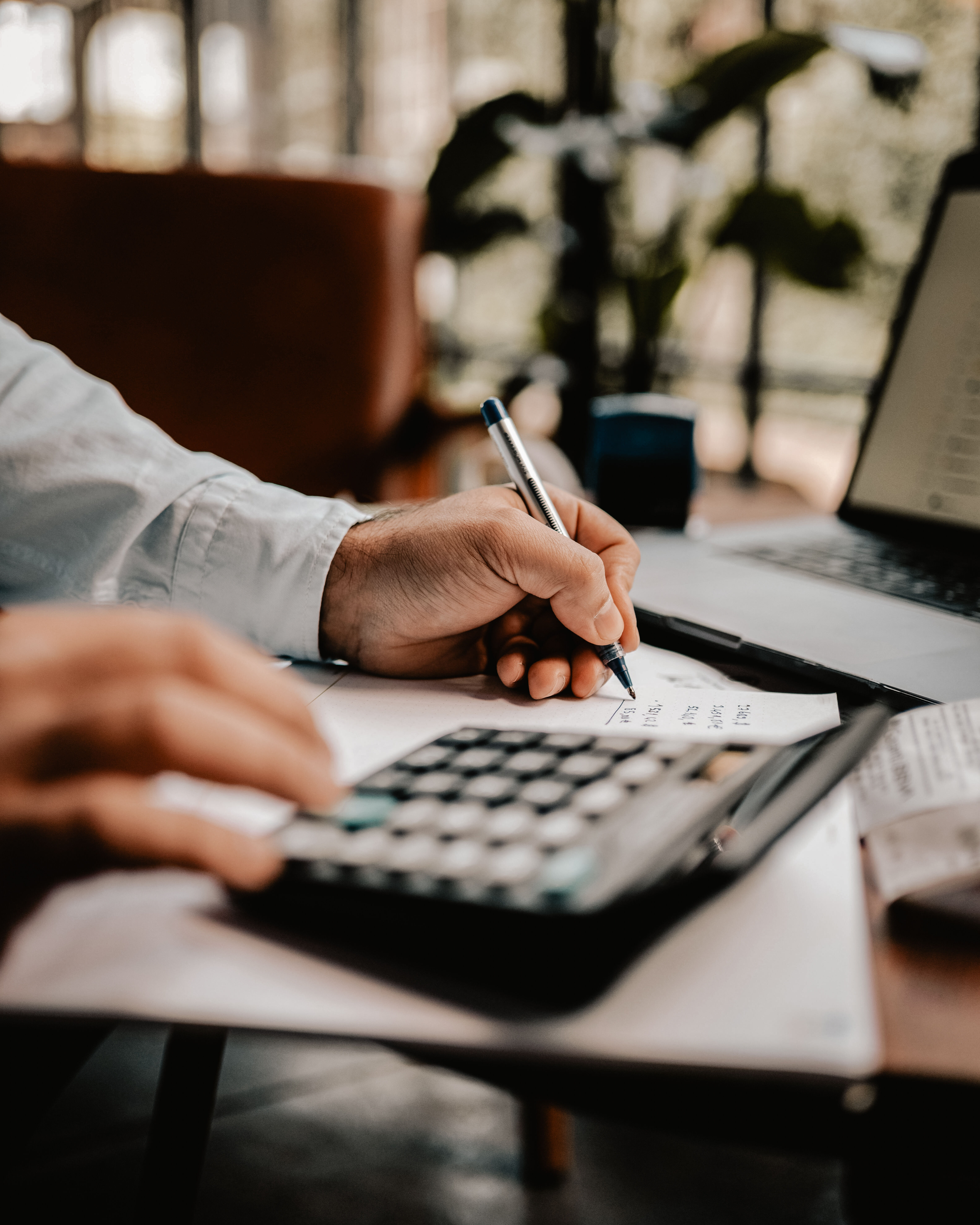 Geschäftsmann führt Berechnungen mit Finanzunterlagen durch